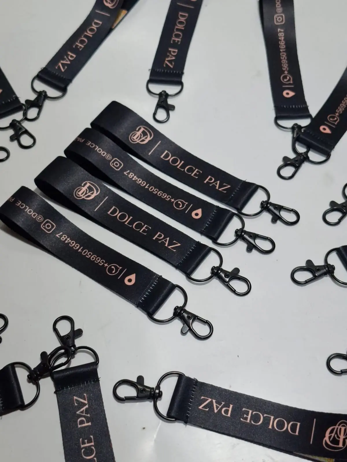 Llaveros personalizados Dolce Paz, sublimación negro y rosa