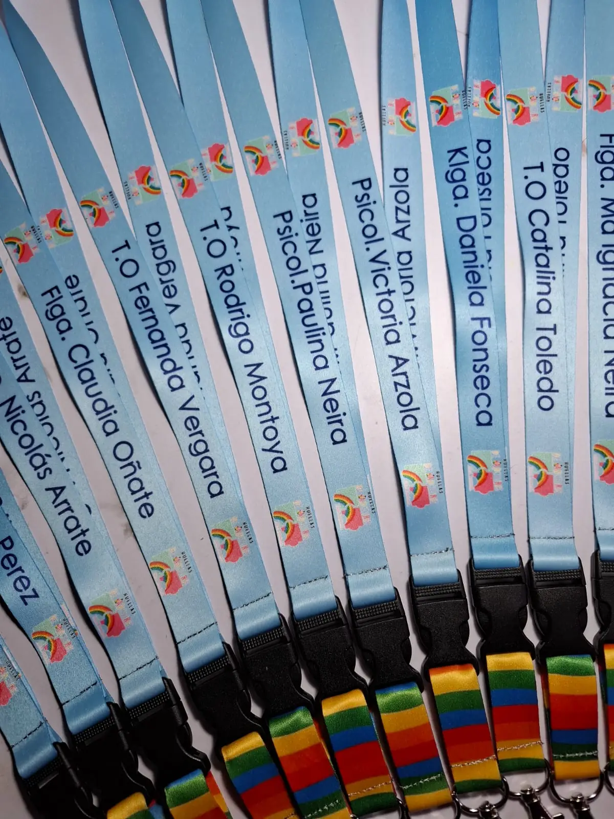 Lanyards celestes con nombres para equipo de salud