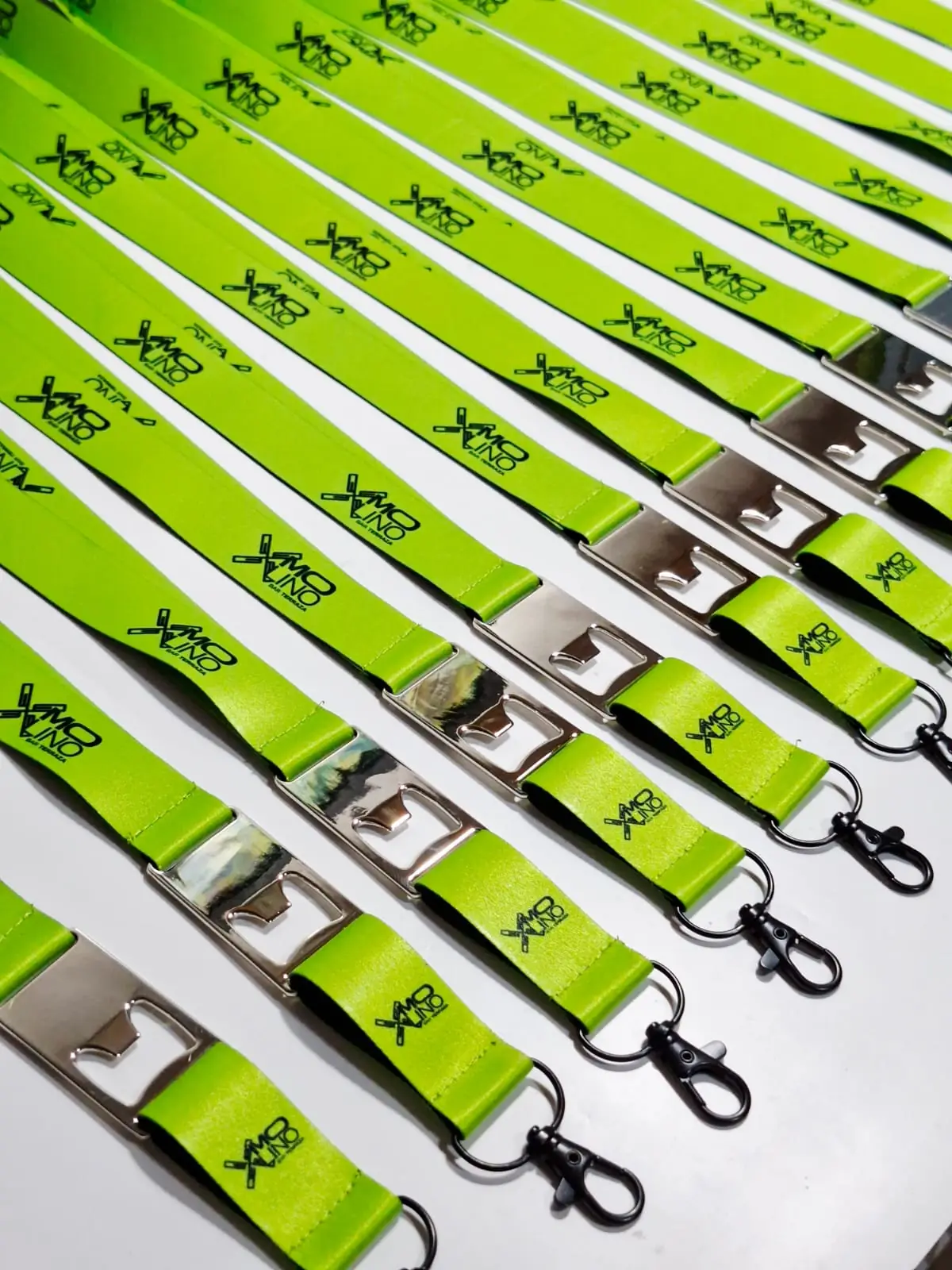 Lanyards verdes con hebilla abridor metálico